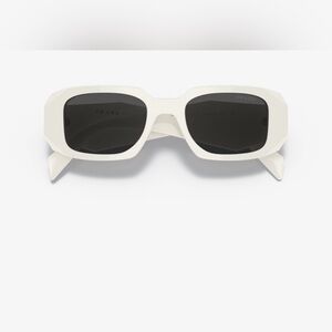 Prada Sunglasses
PR 17WS
Frame color: Talc
Lens color: Dark Grey